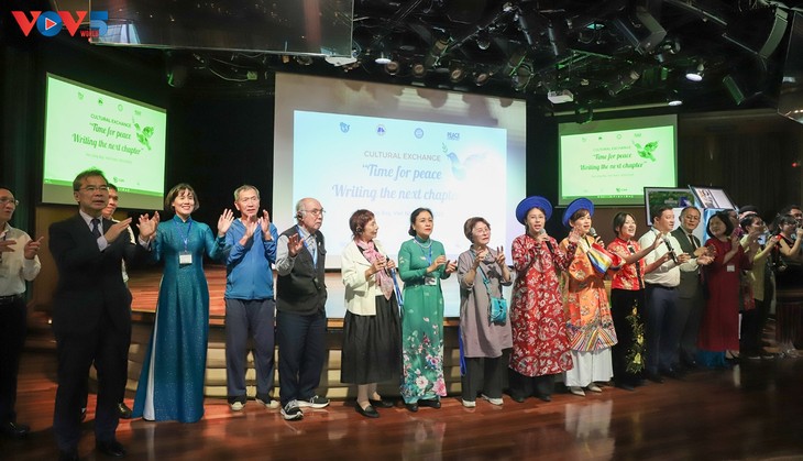 เรือ Peace Boat ถึงเวียดนามประจวบกับโอกาสรำลึกครบรอบ 50 ปีการปลดปล่อยภาคใต้ รวมประเทศเป็นเอกภาพ - ảnh 2