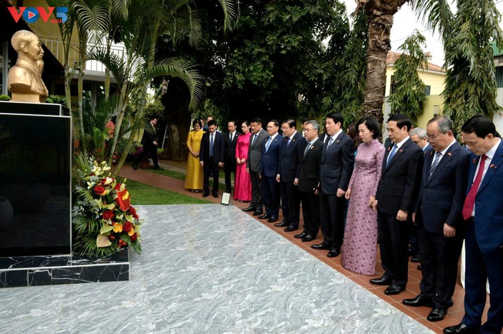 President Luong Cuong lays wreaths at Ho Chi Minh statue, memorial sites in Luanda - ảnh 1