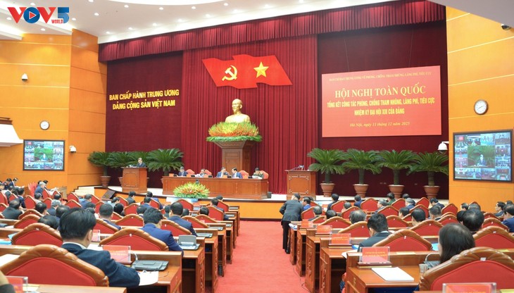 Party leader urges placing national interests above all in fight against corruption, wastefulness - ảnh 1