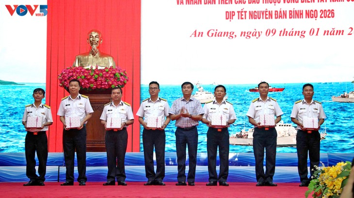 Lunar New Year visits to soldiers, residents on islands in southwest sea - ảnh 1