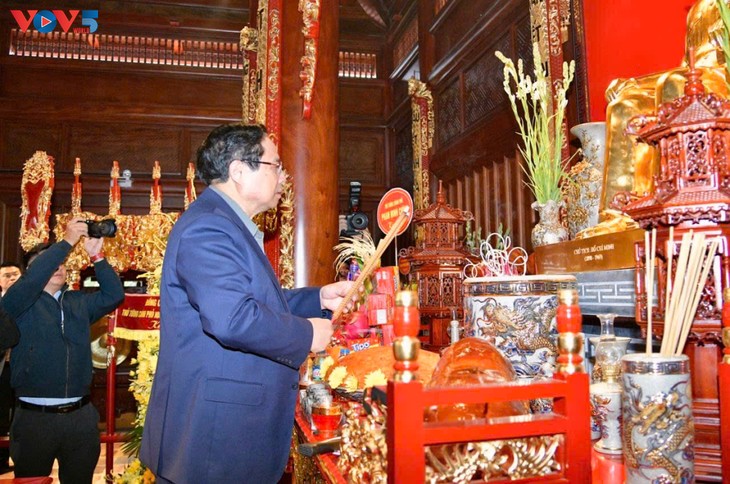 PM pays tribute to President Ho Chi Minh, Heroes of Dien Bien Phu Victory - ảnh 1