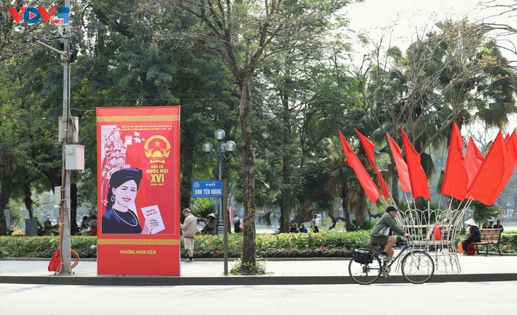 Hanoi adorned with flags and flowers to celebrate Election Day - ảnh 2