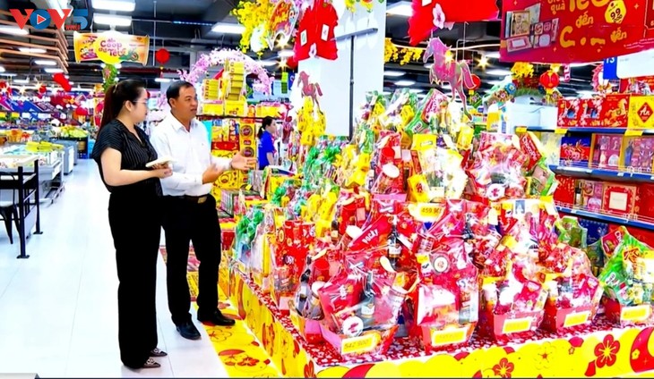 베트남 남부 빈롱성, 2026년 병오년 설을 앞두고 시장 안정을 위해 1만 2천 톤 이상 필수 물자 준비 - ảnh 1