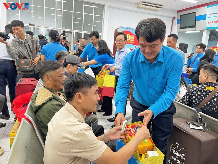 ‘따뜻한 정이 담긴 기차표’…설맞이 귀향하는 근로자들에게 온기를 더해 - ảnh 1