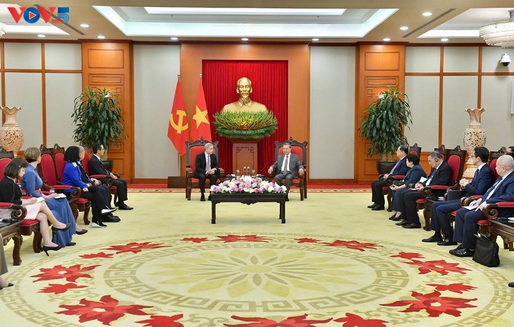 Líder partidista de Vietnam recibe al presidente de Gobernanza Global del Grupo Qualcomm - ảnh 1