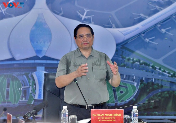 El Primer Ministro exige culminar a tiempo las obras del Aeropuerto Internacional de Long Thanh - ảnh 1