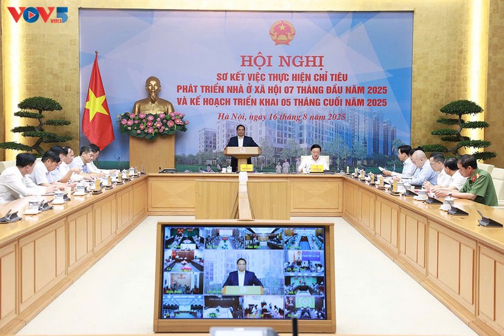Primer Ministro de Vietnam exige mayor esfuerzo para completar 100.000 viviendas sociales en 2025 - ảnh 1