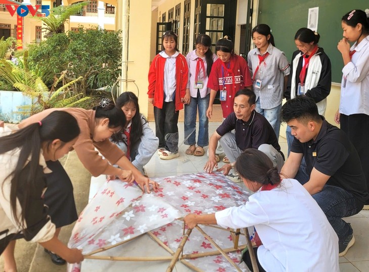 El Festival del Medio Otoño en las montañas fronterizas de Son La: una luna llena de esperanza  - ảnh 2