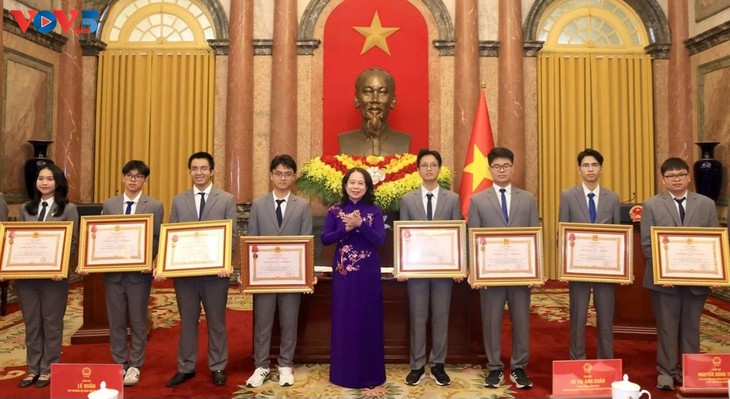 Vietnam honra a estudiantes ganadores de Olimpiadas - ảnh 2