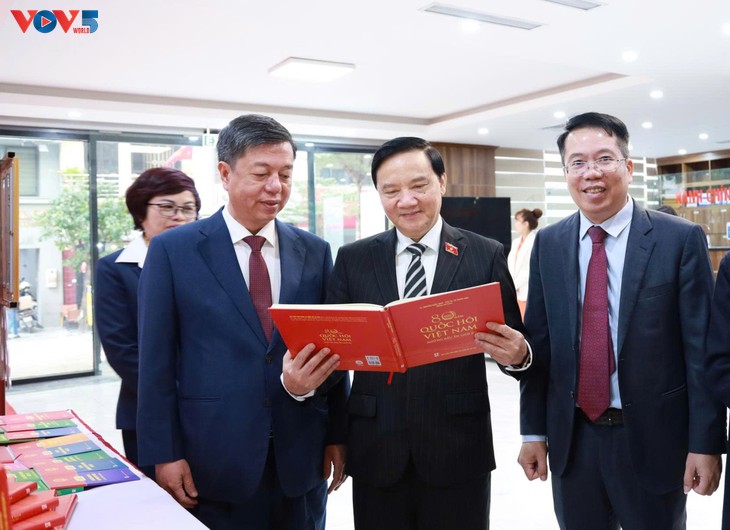 Presentan​libro “80 años de la Asamblea Nacional de Vietnam: Huellas históricas” - ảnh 2
