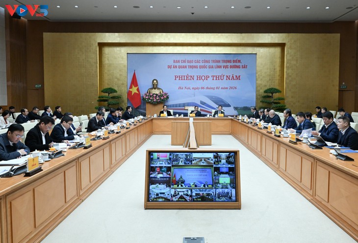 Primer Ministro de Vietnam exige concentrar recursos para proyectos ferroviarios - ảnh 1