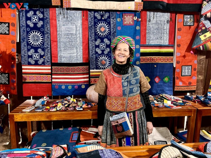 El arte del bordado en lino conecta a las mujeres étnicas vietnamitas con el mundo - ảnh 1