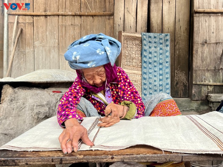 El arte del bordado en lino conecta a las mujeres étnicas vietnamitas con el mundo - ảnh 2