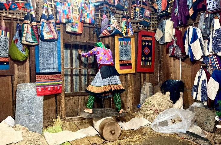 El arte del bordado en lino conecta a las mujeres étnicas vietnamitas con el mundo - ảnh 4