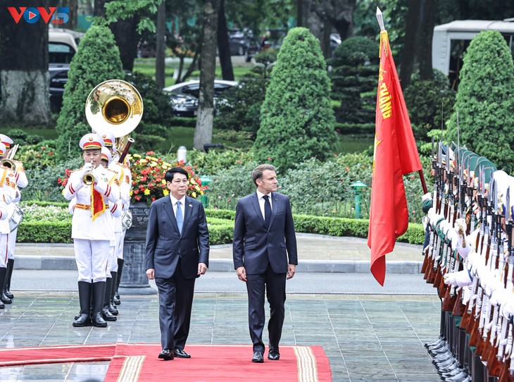 ประธานประเทศ เลืองเกื่อง เป็นประธานในพิธีต้อนรับและเจรจากับประธานาธิบดีฝรั่งเศส เอ็มมานูเอล มาครง - ảnh 1