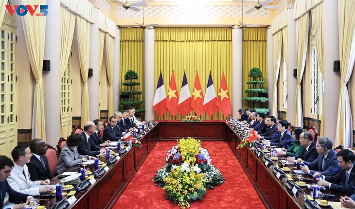 ประธานประเทศ เลืองเกื่อง เป็นประธานในพิธีต้อนรับและเจรจากับประธานาธิบดีฝรั่งเศส เอ็มมานูเอล มาครง - ảnh 2