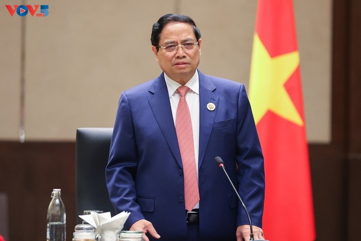 นายกรัฐมนตรี ฝ่ามมิงชิ้งและบรรดาผู้นำอาเซียนเข้าร่วมการประชุมสุดยอดอาเซียนกับหุ้นส่วนต่างๆ - ảnh 2