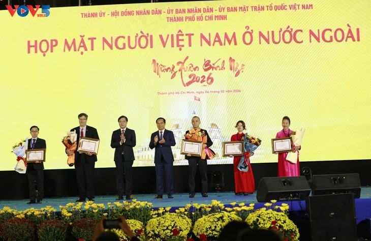 ชาวเวียดนามโพ้นทะเลเข้าร่วมการพบปะในโอกาสวสันต์ฤดูปีมะเมีย 2026 - ảnh 1