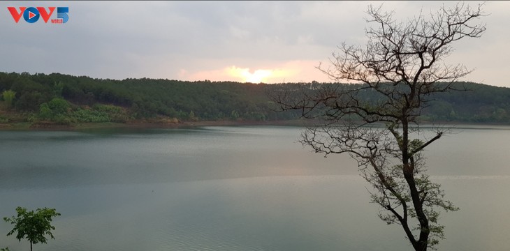 Bien Ho, a freshwater lake 800 meters above sea level - ảnh 2