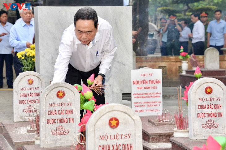 Parlamentspräsident Tran Thanh Man zündet Räucherstäbchen für gefallene Soldaten in Quang Tri an - ảnh 1