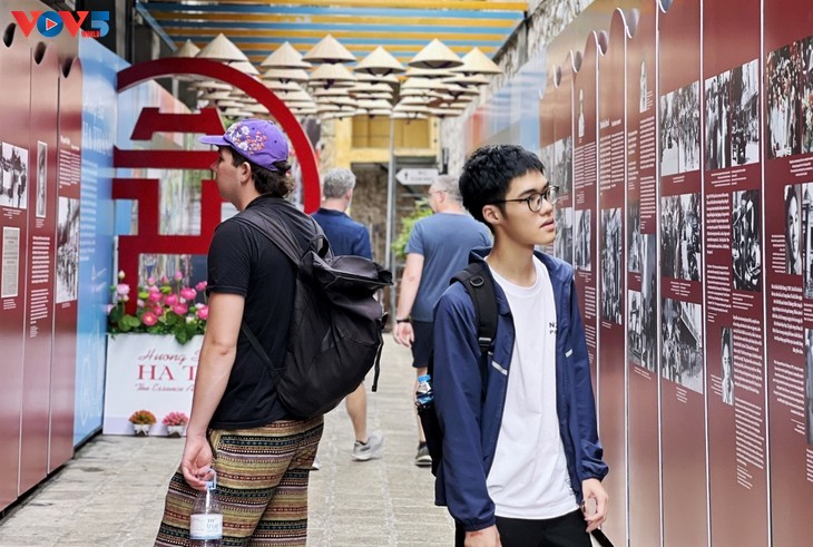 Ausstellung „Echo des unsterblichen triumphalen Liedes” in Hanoi - ảnh 19