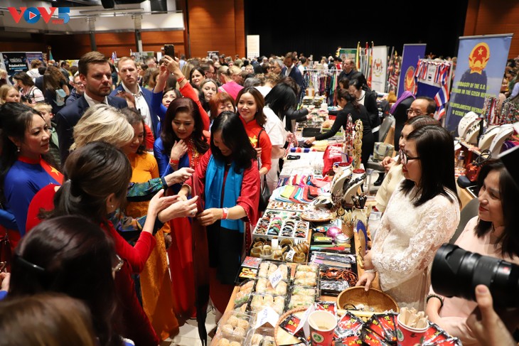Vietnam nimmt an internationaler Wohltätigkeitsmesse 2025 in Tschechien teil - ảnh 1