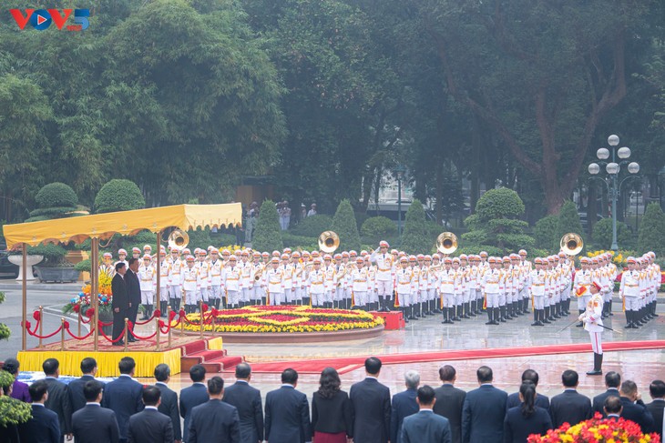 KPV-Generalsekretär To Lam führt Empfangszeremonie für den laotischen Partei- und Staatschef Thongloun Sisoulith - ảnh 1