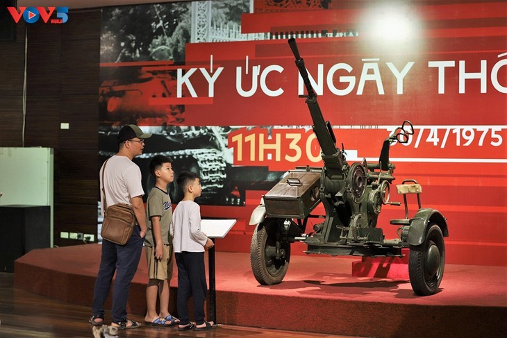 “ความทรงจำในวันรวมประเทศเป็นเอกภาพ” รำลึกเส้นทางแห่งประวัติศาสตร์ - ảnh 14