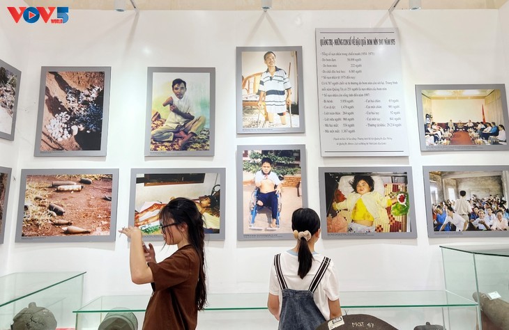 นิทรรศการ “เส้นขนานที่ 17 และความปรารถนาแห่งการรวมประเทศเป็นเอกภาพ” - ảnh 13