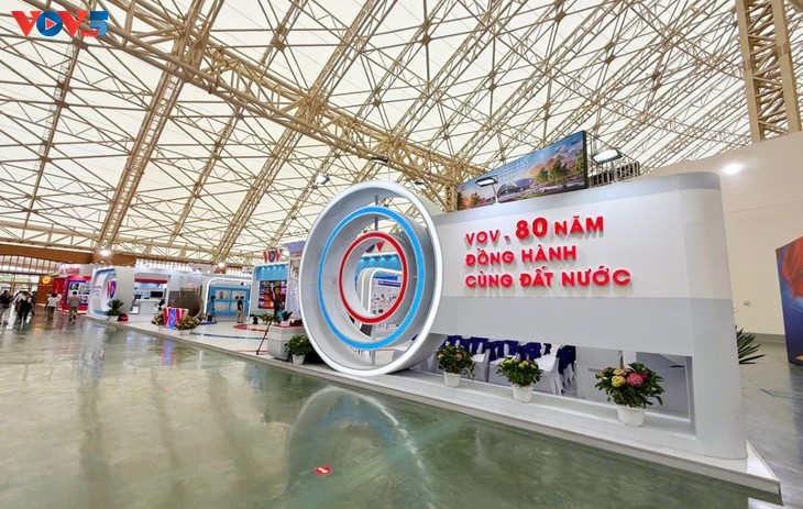 สถานีวิทยุเวียดนามกับ 80 ปีแห่งการเดินพร้อมกับประเทศ - ảnh 3