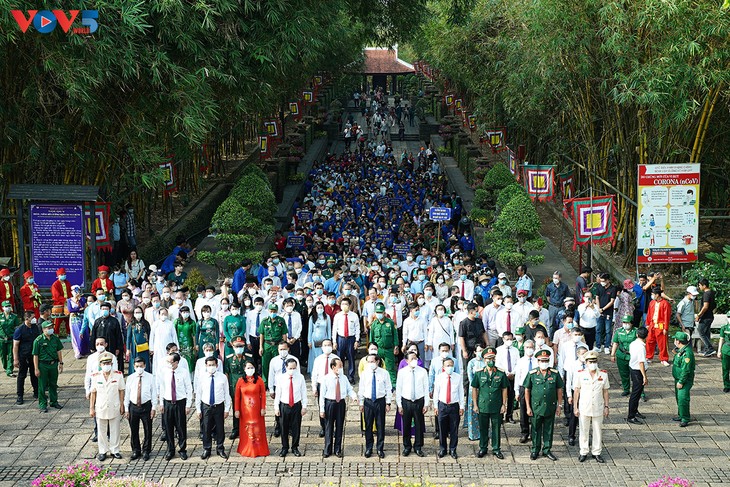 全国多地举行雄王祭祖大典 - ảnh 1