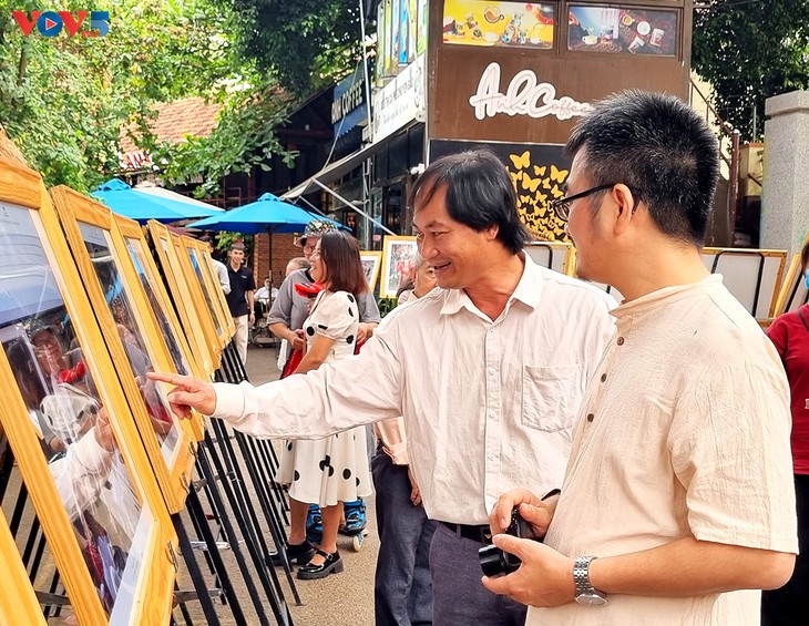 Preisverleihung des Fotowettbewerbs „Ein Moment des Kaffee-Festivals“ - ảnh 1