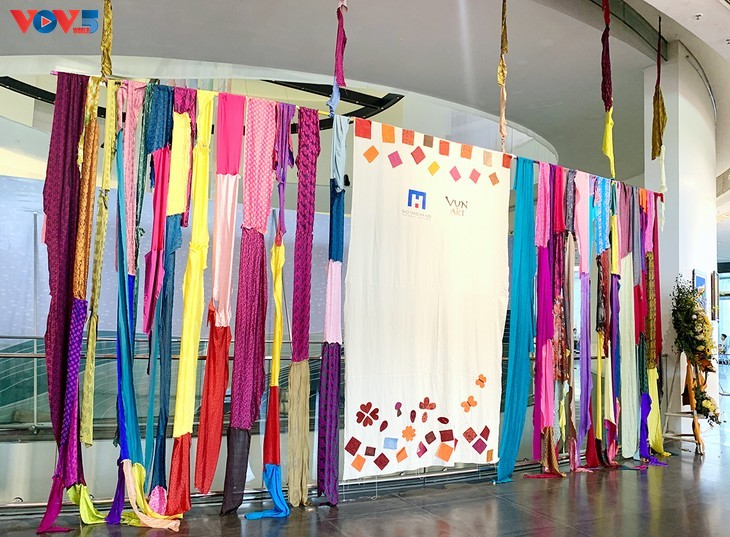 Ausstellung “Kleine Stücke” – Farbe des starken Lebenswillens - ảnh 5