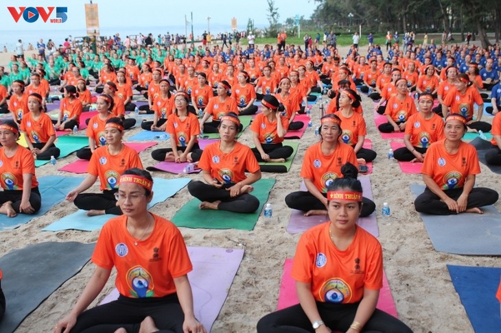 ວັນ Yoga ສາກົນຄັ້ງທີ 8 ໄດ້ຈັດຂຶ້ນຢູ່ຫຼາຍແຂວງ, ນະຄອນໃນທົ່ວປະເທດ - ảnh 1