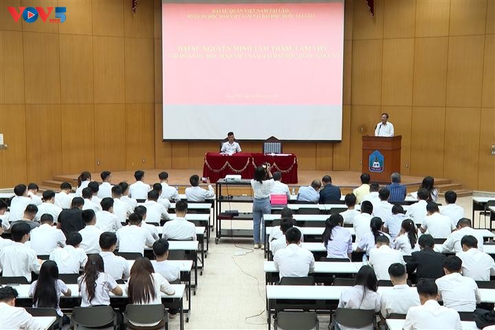 ນັກສຶກສາ ຫວຽດນາມ ປະກອບສ່ວນໂຄສະນາພາບພົດຂອງ ຫວຽດນາມ ຢູ່ ລາວ - ảnh 1