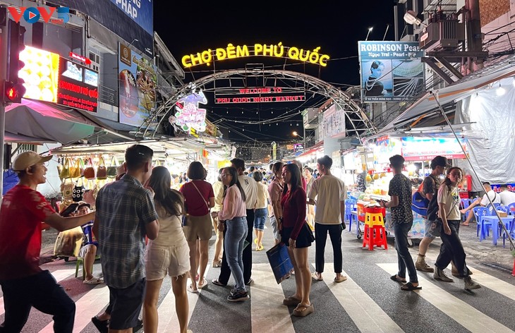 ຕະຫຼາດຄ່ຳຄືນ ຝູກວັກ  ຄຶກຄື້່ນມ່ວນຊື່ນ. - ảnh 1