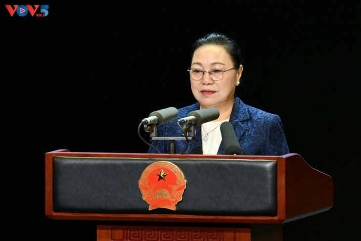 ພິທີສະເຫຼີມສະຫຼອງວັນສະຖາປະນາ ສປປ.ລາວ ຄົບຮອບ 50 ປີ ໄດ້ຈັດຂຶ້ນຢ່າງສົມກຽດຢູ່ ຮ່າໂນ້ຍ - ảnh 3