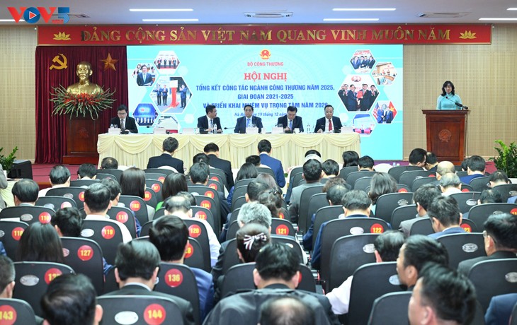 ນາ​ຍົກ​ລັດ​ຖະ​ມົນ​ຕີ ຟ້າມ​ມິງ​ຈິງ ຮຽກ​ຮ້ອງ​ຂະ​ແໜງ​ອຸດ​ສາ​ຫະ​ກຳ ແລະ ການ​ຄ້ານຳ​ໜ້າ​ໃນ 6 ປະ​ການ - ảnh 1