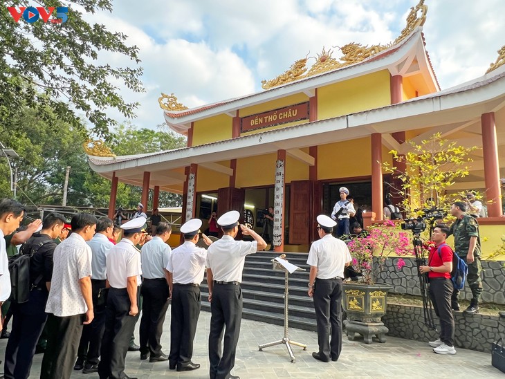 ນຳ​ເອົາ​ບັນ​ຍາ​ກາດ​ບຸນ​ປີ​ໃໝ່​ປະ​ຈຳ​ຊາດ​​ເຖິງ​ເຂດ​ພິ​ເສດ ໂຖ​ເຈົາ - ảnh 1