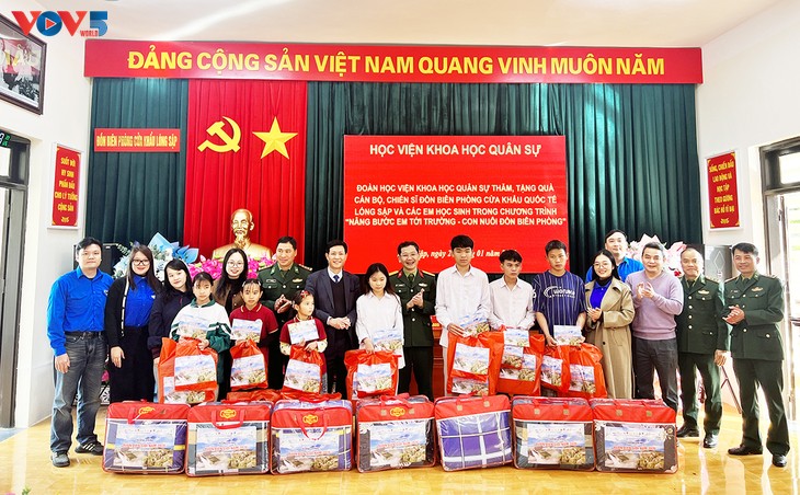 ລະດູບານໃໝ່ຢູ່ເຂດຊາຍແດນ: ເຕັມໄປດ້ວຍນ້ຳໃຈເພື່ອນຮ່ວມກົມກອງ, ນ້ຳໃຈອັນອົບອຸ່ນຂອງທະຫານ ແລະ ປະຊາຊົນ - ảnh 2