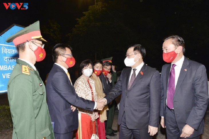 Vuong Dinh Huê rencontre des Vietnamiens en Inde - ảnh 1