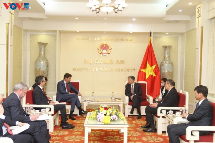 Le directeur général du Service européen pour l’action extérieure en visite au Vietnam - ảnh 1