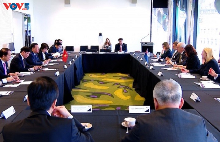 Vuong Dinh Huê rencontre le président de l'Université australienne RMIT - ảnh 2