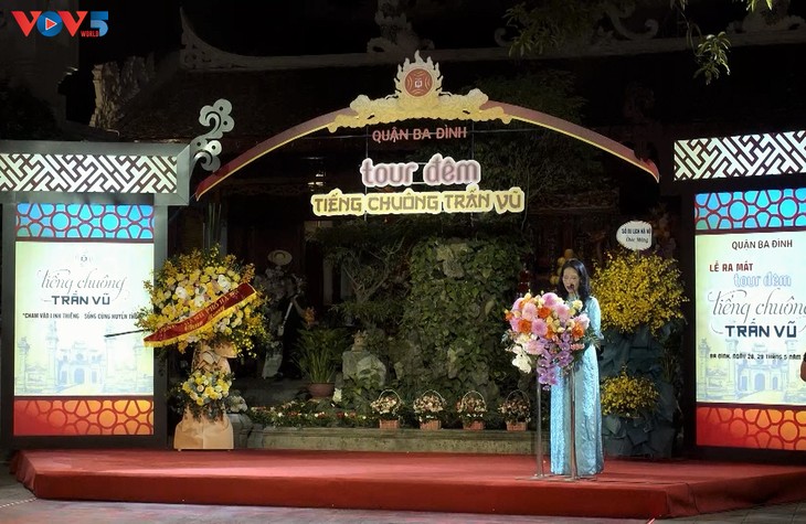 Visite nocturne de la pagode Trân Vu: un nouveau produit touristique culturel à Hanoi - ảnh 1