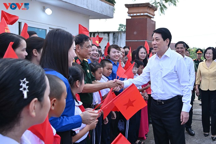 Luong Cuong: Promouvoir la démocratie à la base pour bâtir une administration proche et au service du peuple - ảnh 1