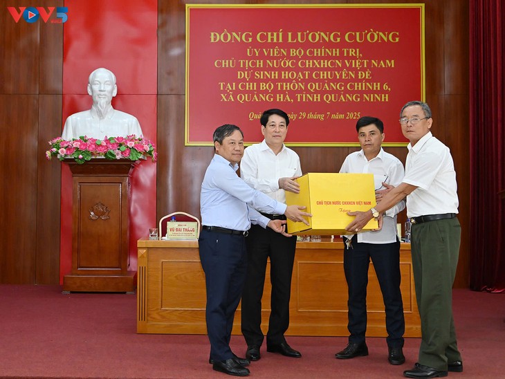 Luong Cuong: Promouvoir la démocratie à la base pour bâtir une administration proche et au service du peuple - ảnh 3