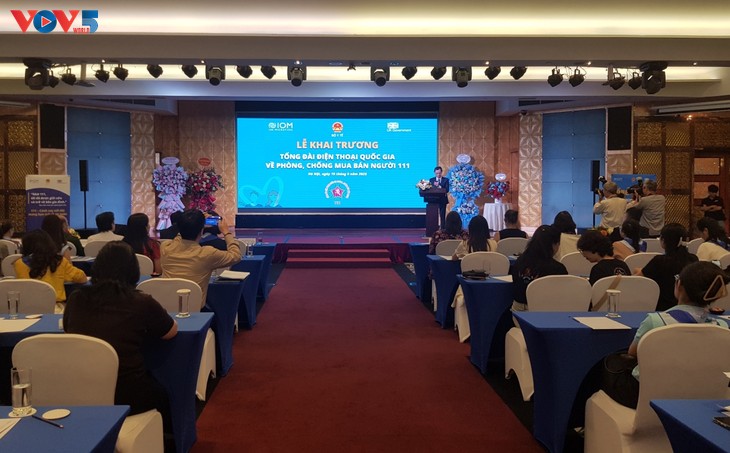 Mise en service de la ligne téléphonique nationale de prévention et de lutte contre la traite des êtres humains - ảnh 2