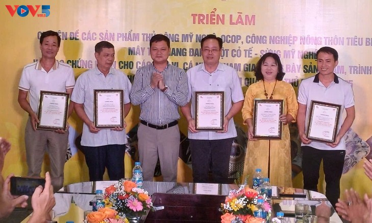 Hanoï: Coup d’envoi de l’exposition thématique dédiée aux produits artisanaux OCOP - ảnh 2