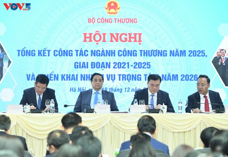 Pham Minh Chinh fixe six priorités pour le secteur de l’industrie et du commerce - ảnh 2