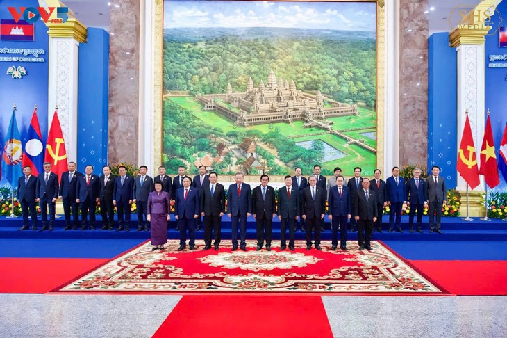 Tô Lâm copréside la rencontre des dirigeants des partis au pouvoir du Vietnam, du Cambodge et du Laos - ảnh 1
